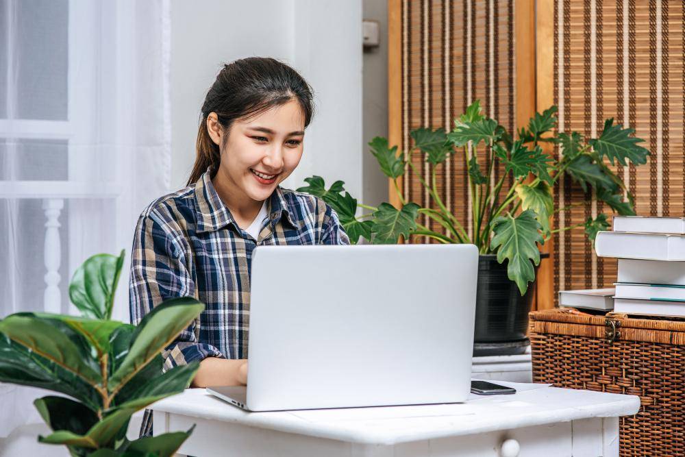 ilustrasi perempuan menggunakan laptop (freepik.com/jcomp)